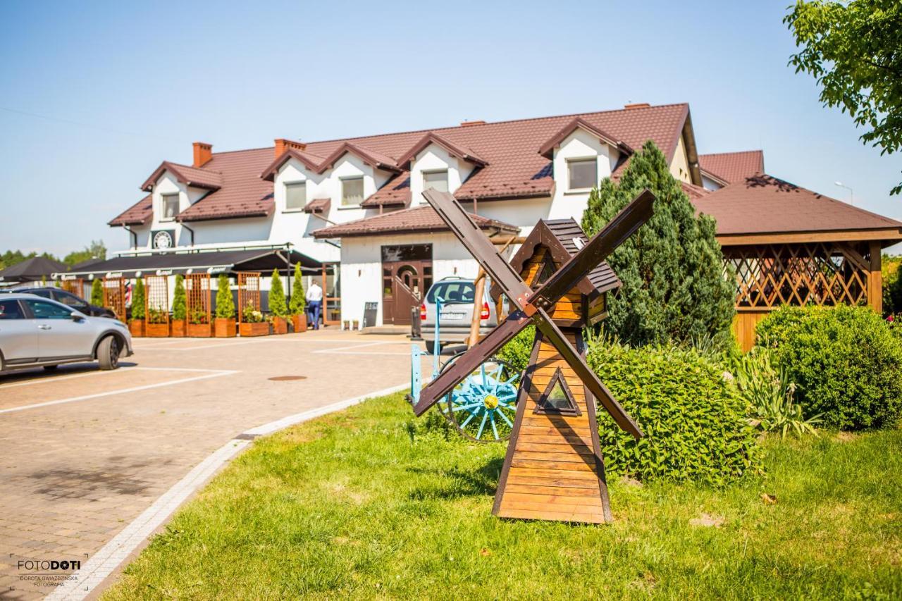 Bed and Breakfast Gosciniec Zacisze I Blisko A2 Dabie-Uniejow I Restauracja Екстер'єр фото